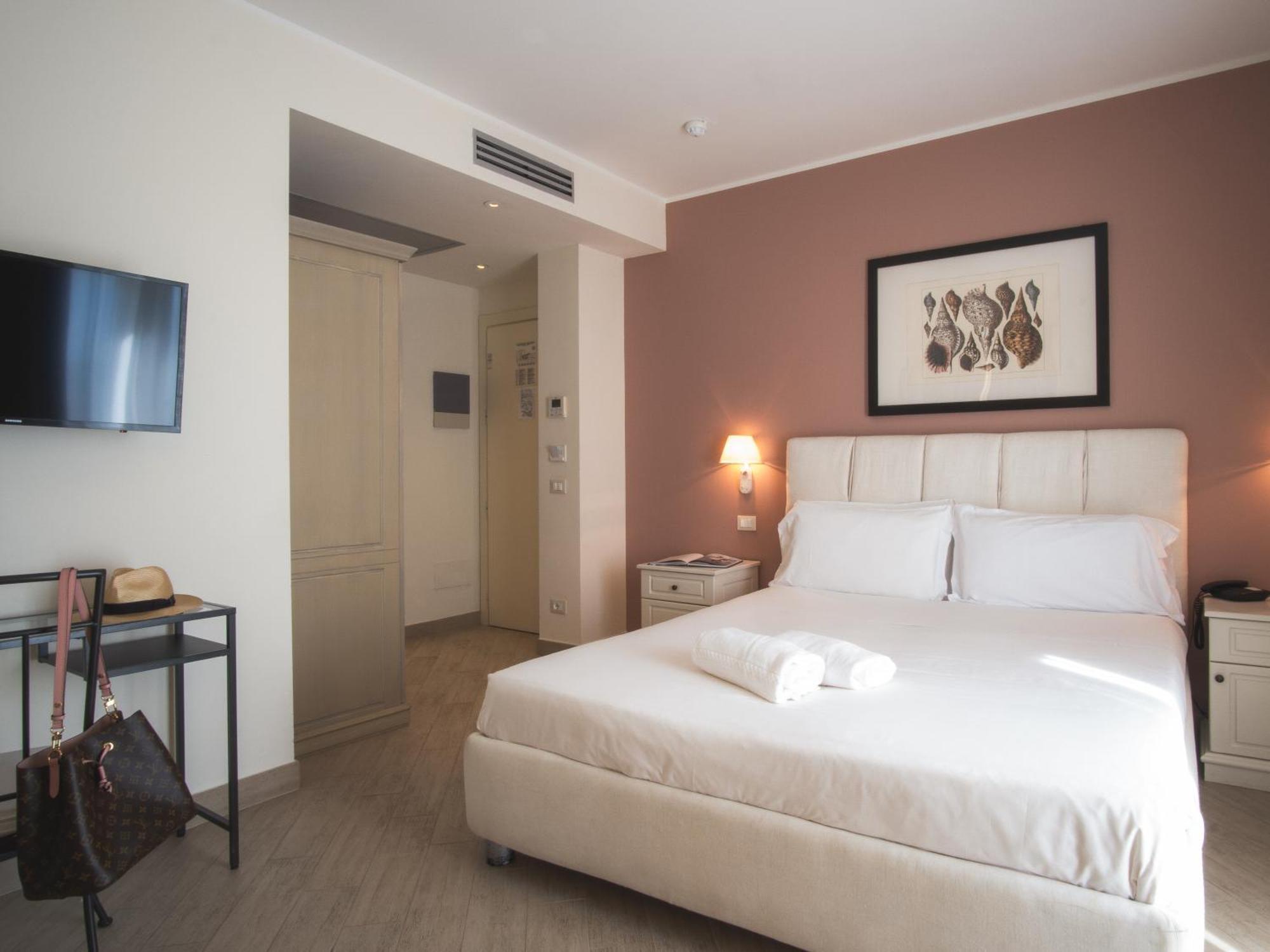 Hotel San Pietro Palace Финале Лигуре Екстериор снимка